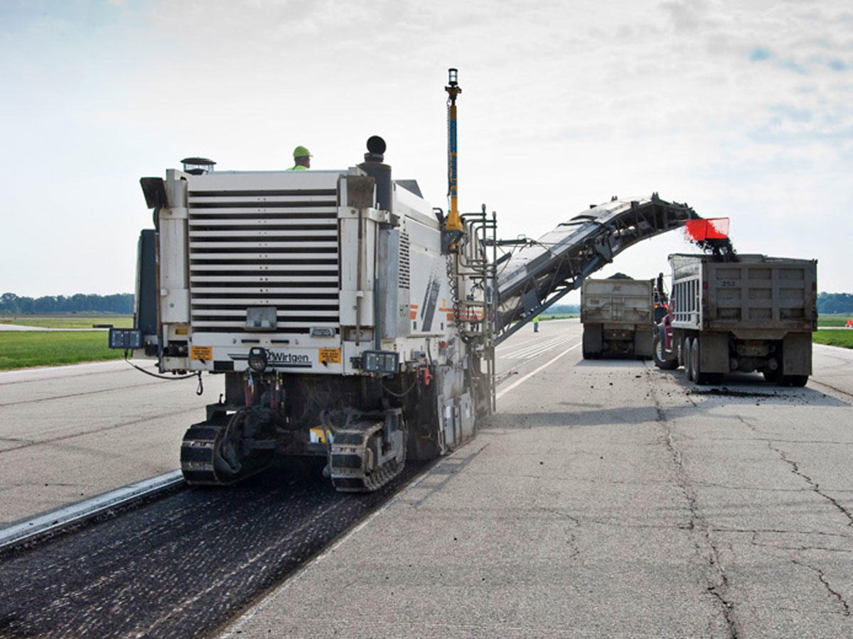 milling machine with paving control